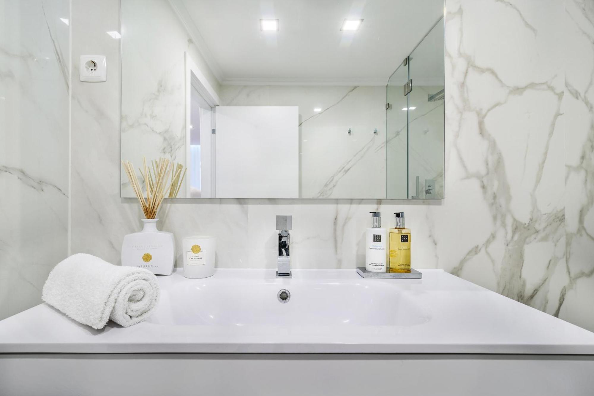 Whome City Chic Escape: Your Stylish Haven In Downtown Lisboa Εξωτερικό φωτογραφία